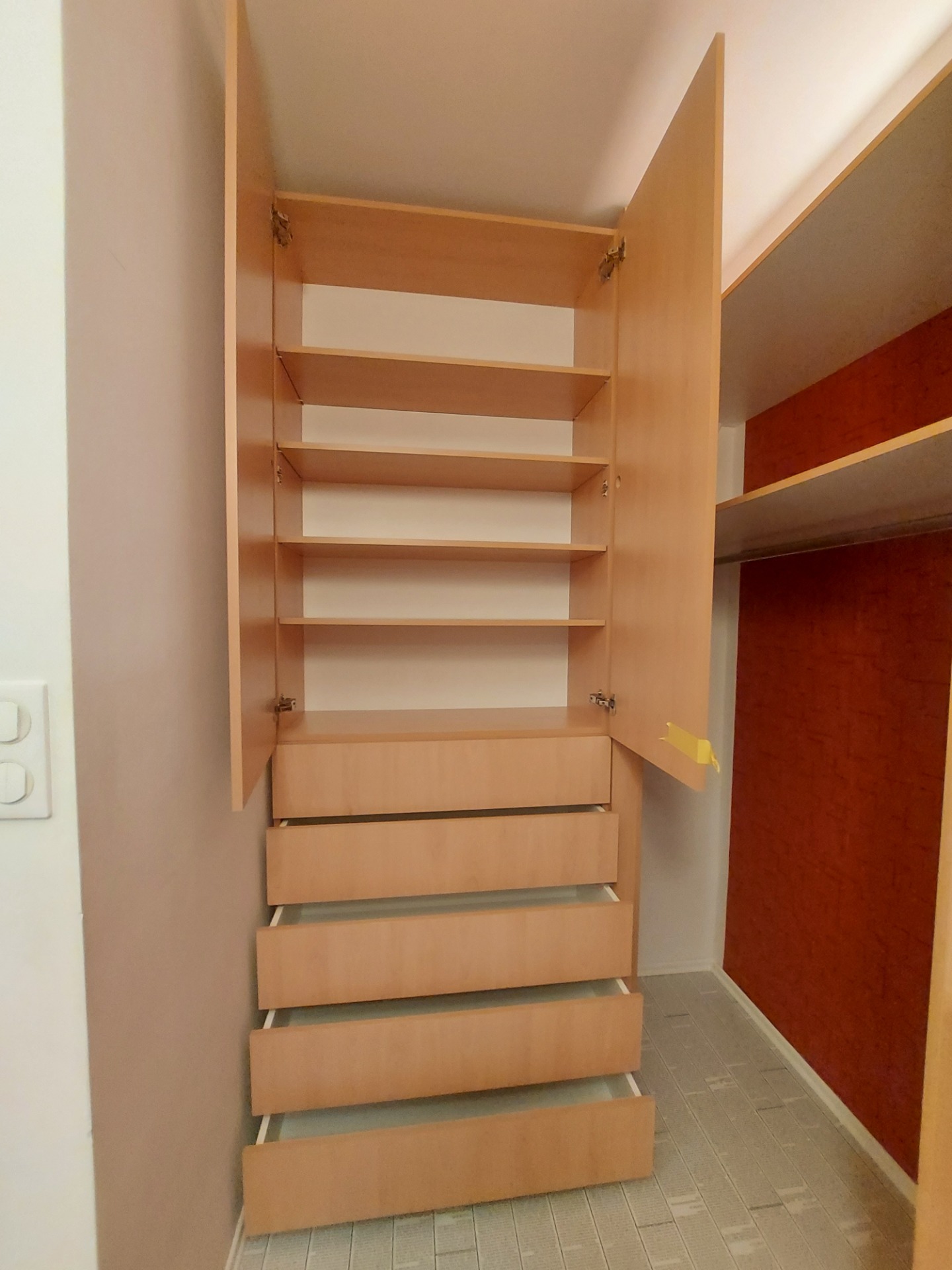 Šatníková skriňa na mieru do izby